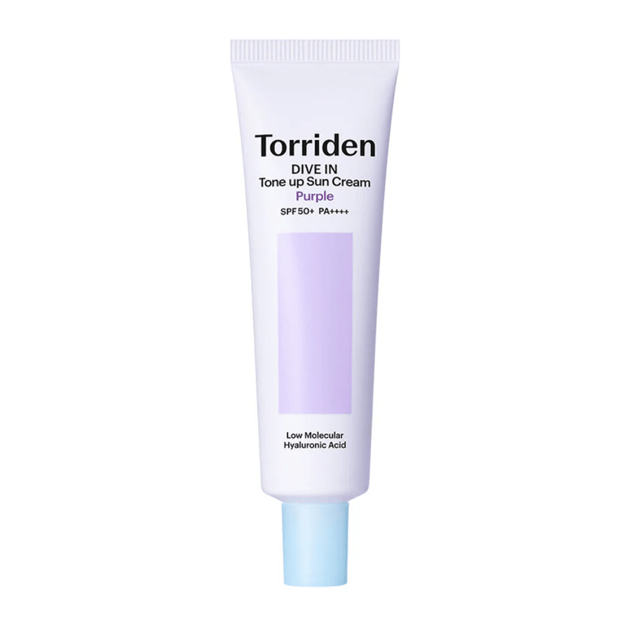Torriden DIVE IN Tone Up Sun Cream Purple SPF50+ PA++++ i hvid og lilla tube med hyaluronsyre med lav molekylvægt mod neutral baggrund.