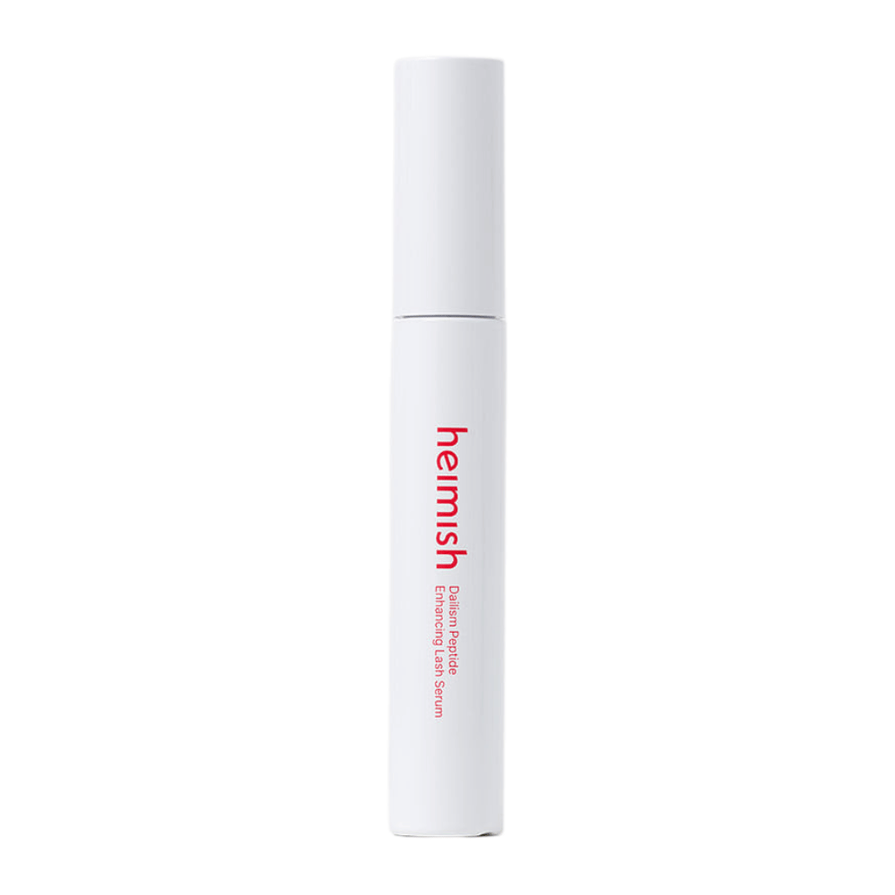 Produktbillede af Heimish Dailism Peptide Enhancing Lash Serum mod lys baggrund. Det vippeplejende serum præsenteres i en stilren hvid emballage med fokus på daglig pleje og styrkende effekt for øjenvipperne.