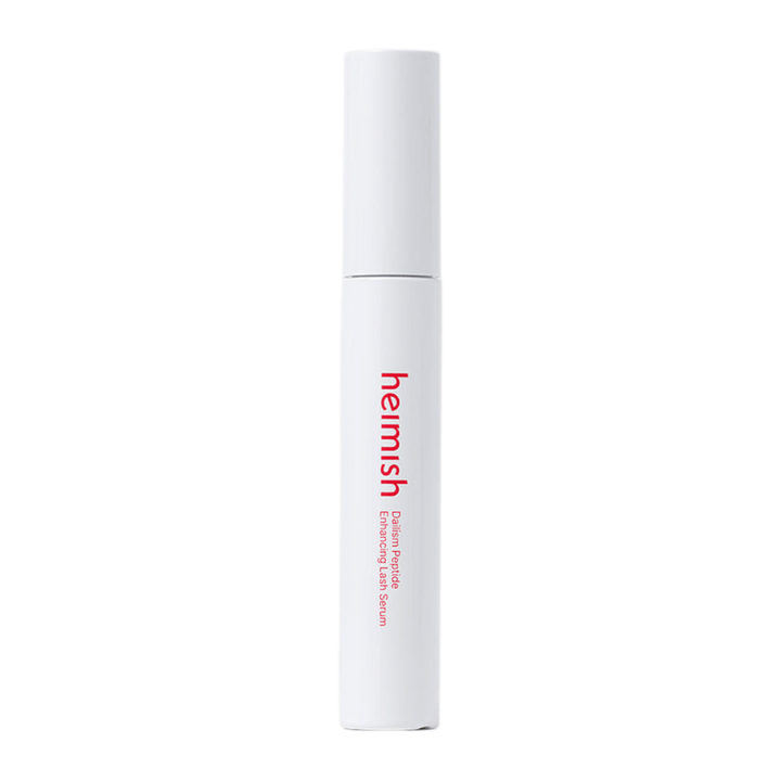 Produktbillede af Heimish Dailism Peptide Enhancing Lash Serum mod lys baggrund. Det vippeplejende serum præsenteres i en stilren hvid emballage med fokus på daglig pleje og styrkende effekt for øjenvipperne.