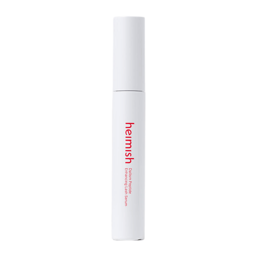 Produktbillede af Heimish Dailism Peptide Enhancing Lash Serum mod lys baggrund. Det vippeplejende serum præsenteres i en stilren hvid emballage med fokus på daglig pleje og styrkende effekt for øjenvipperne.