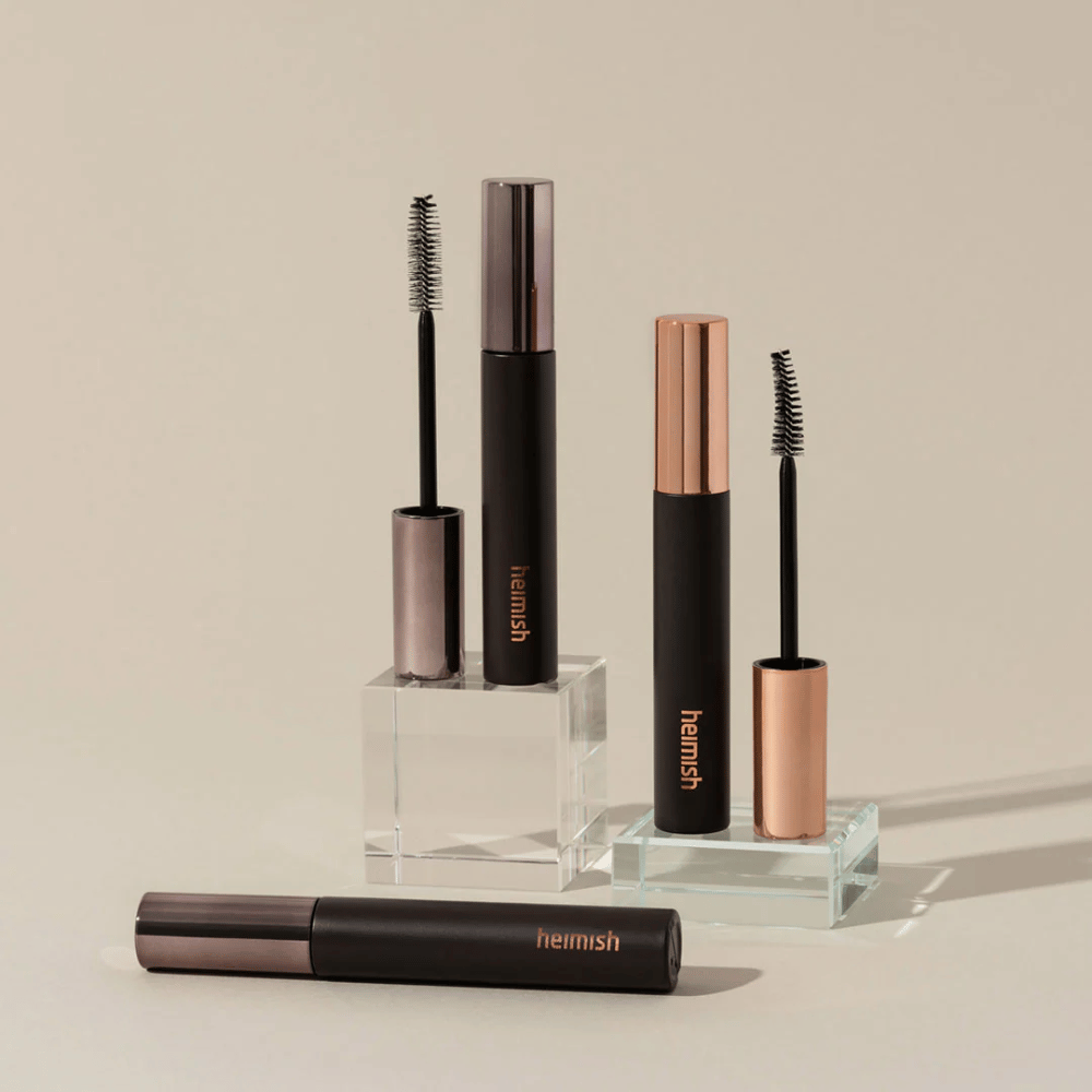 Heimish Dailism Smudge Stop Mascara med synlige børster som viser forskellen mellem volumen- og curlingbørste.