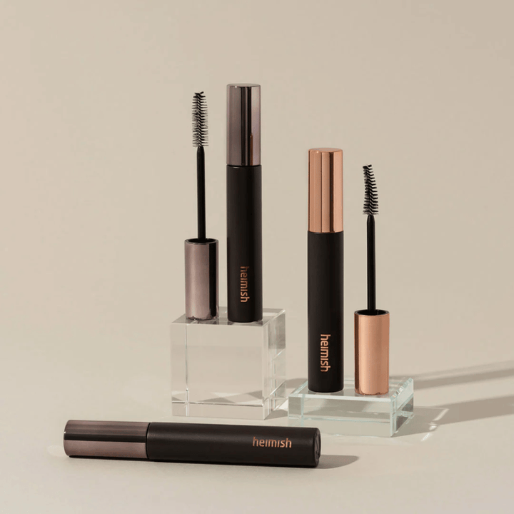 Heimish Dailism Smudge Stop Mascara med synlige børster som viser forskellen mellem volumen- og curlingbørste.