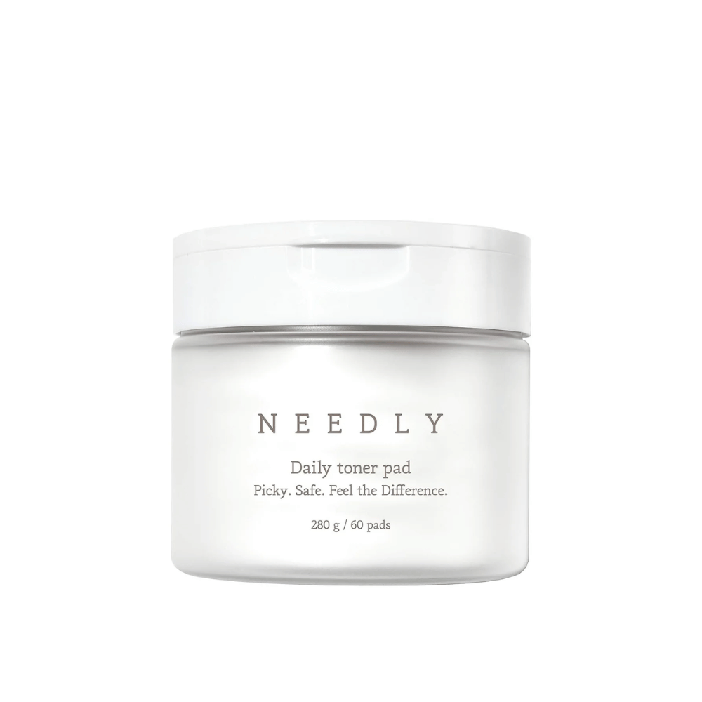 En hvid krukke med Needly Daily Toner Pad. Emballagen har minimalistisk tekst, der beskriver produktet og indeholder 280 g, svarende til 60 toner pads. Teksten lyder 'Picky. Safe. Feel the Difference.