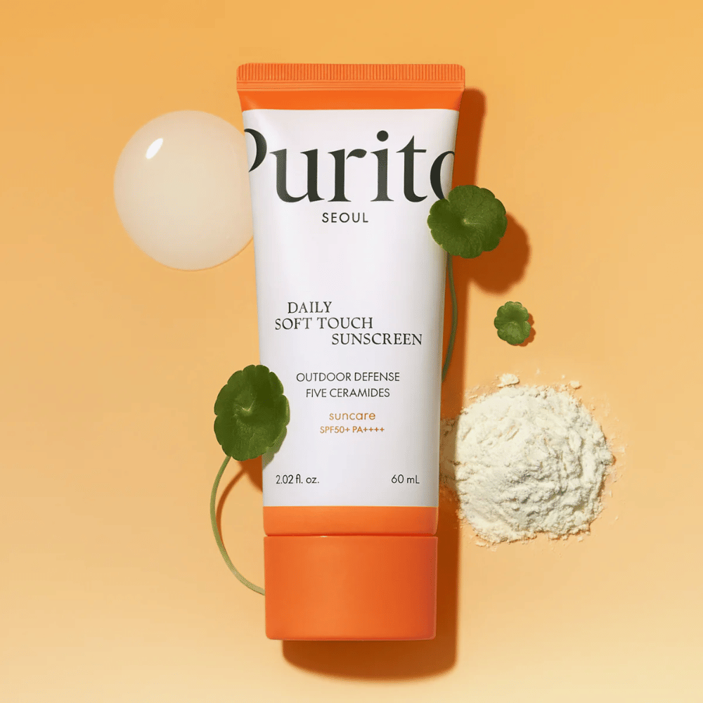 Purito Daily Soft Touch Sunscreen er en solbeskyttelse med SPF50+ PA++++, der effektivt beskytter huden mod UV-stråler. Indeholder fem ceramider til at styrke hudbarrieren og Centella Asiatica for en beroligende effekt. Let formel, der absorberes hurtigt uden at føles klistret. Passer til alle hudtyper, også følsom hud. Vegansk og cruelty-free.