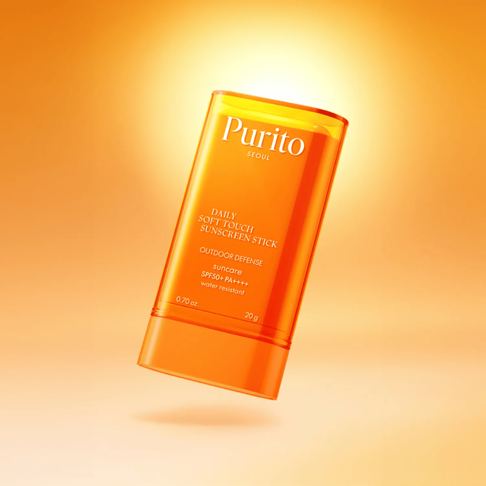 Purito Daily Soft Touch Sunscreen Stick med SPF50+ PA++++ giver vandresistent beskyttelse mod UVA/UVB. Den lette formel glider let over huden uden at klistre – perfekt til daglig beskyttelse udendørs.