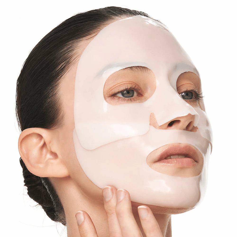 Kvinde med Sungboon Editor Deep Collagen Power Boosting Mask i hydrogel, en fugtgivende Sheet mask som styrker hudens elasticitet.
