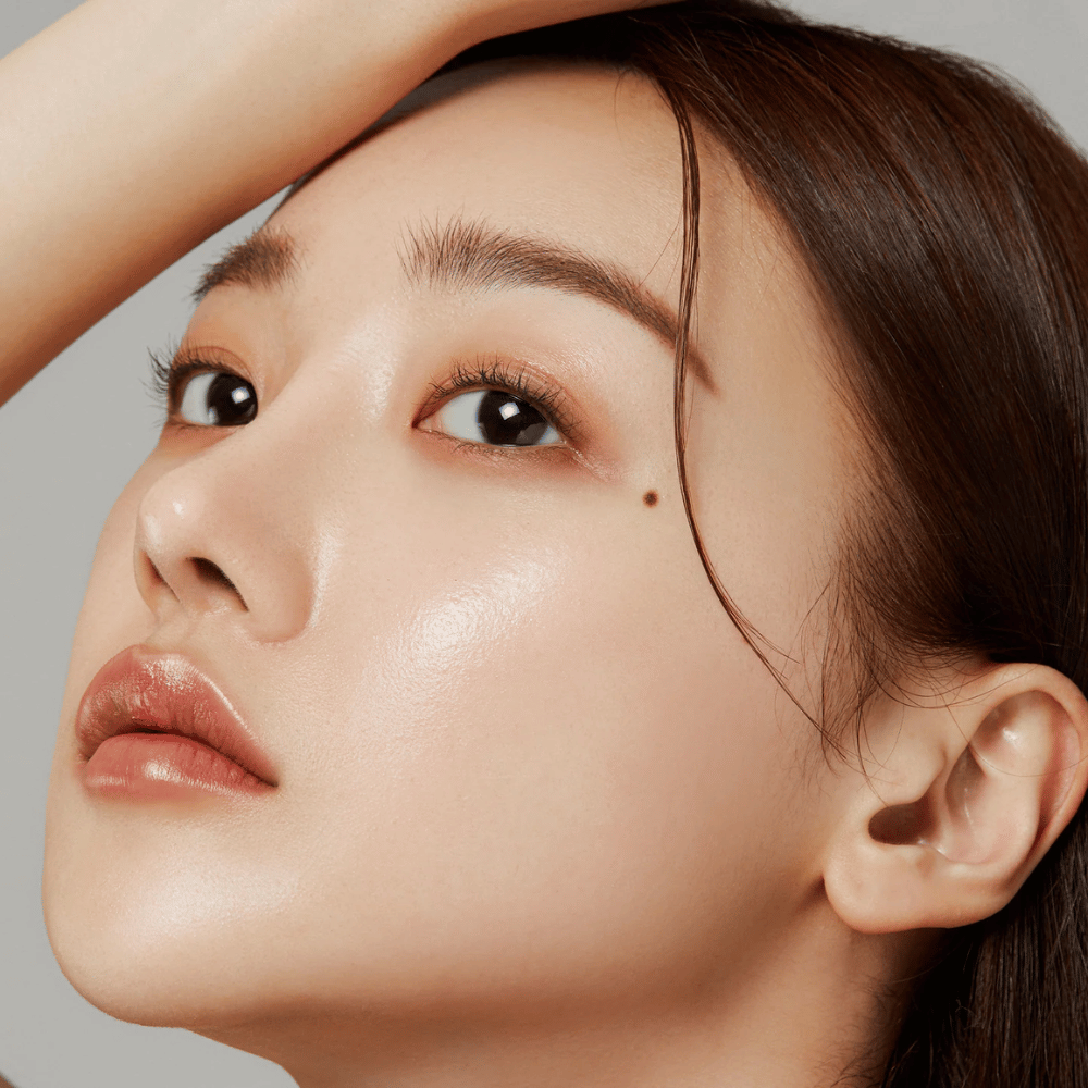 Nærbillede af hud med glød – resultatet af Medicube Deep Lifting Peptide Eye Cream som styrker hudens elasticitet og fugter.
