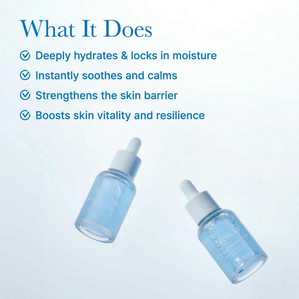 To flasker Arencia Deep Water Surge Serum der fremhæver serumets lette, vandbaserede tekstur for intensiv fugt og balanceret hud.