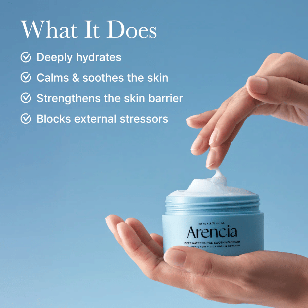 Påføring af Arencia Deep Water Surge Soothing Cream – let gelcreme med hyaluronsyre og ceramider, der absorberes hurtigt uden at føles klistret.