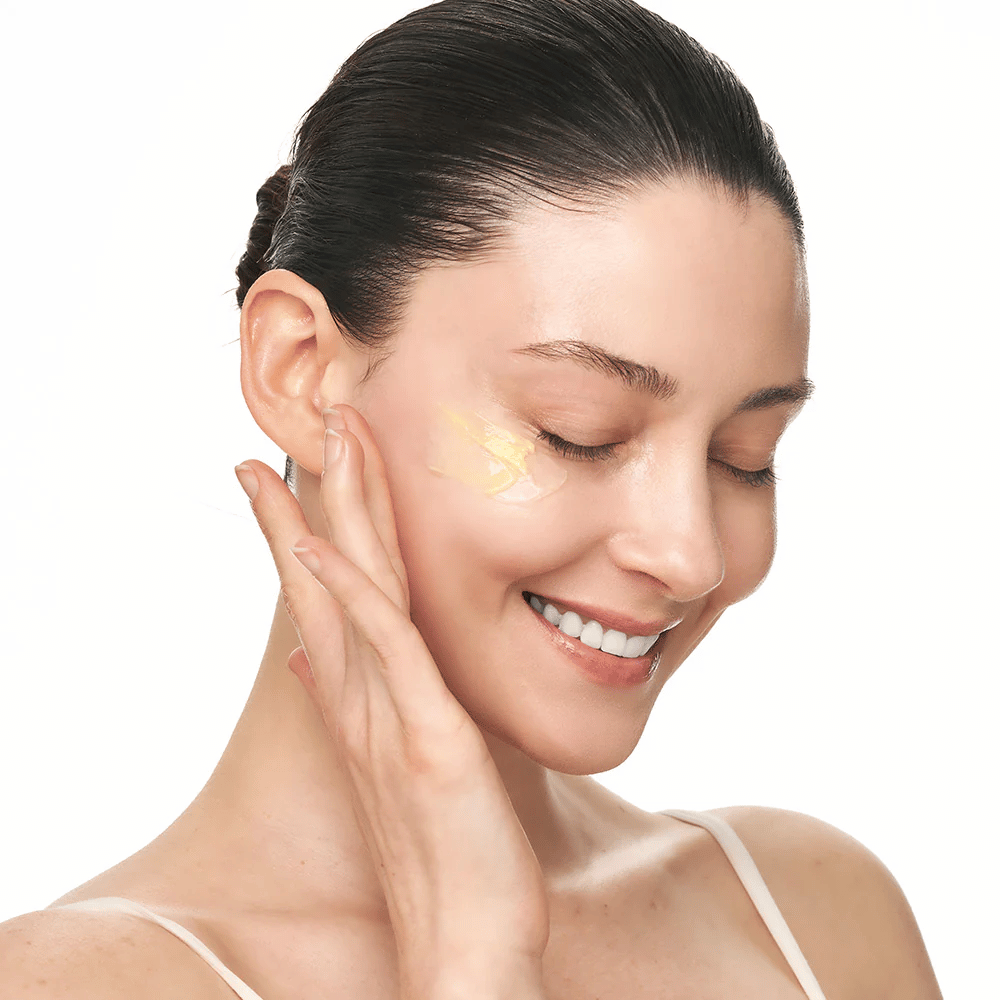Person masserer Sungboon Editor Deep Collagen Retinol Capsule Cream på kinden. Produktet giver glød, fasthed og langvarig fugtighed.