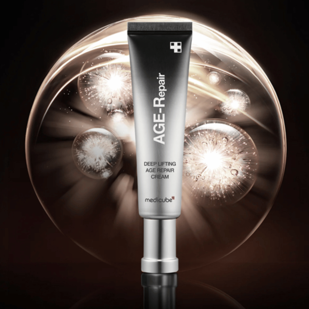 Medicube Deep Lifting Age Repair Cream i sølvtube mod baggrund med lyseffekter, symboliserer anti-aging og hudfornyelse.