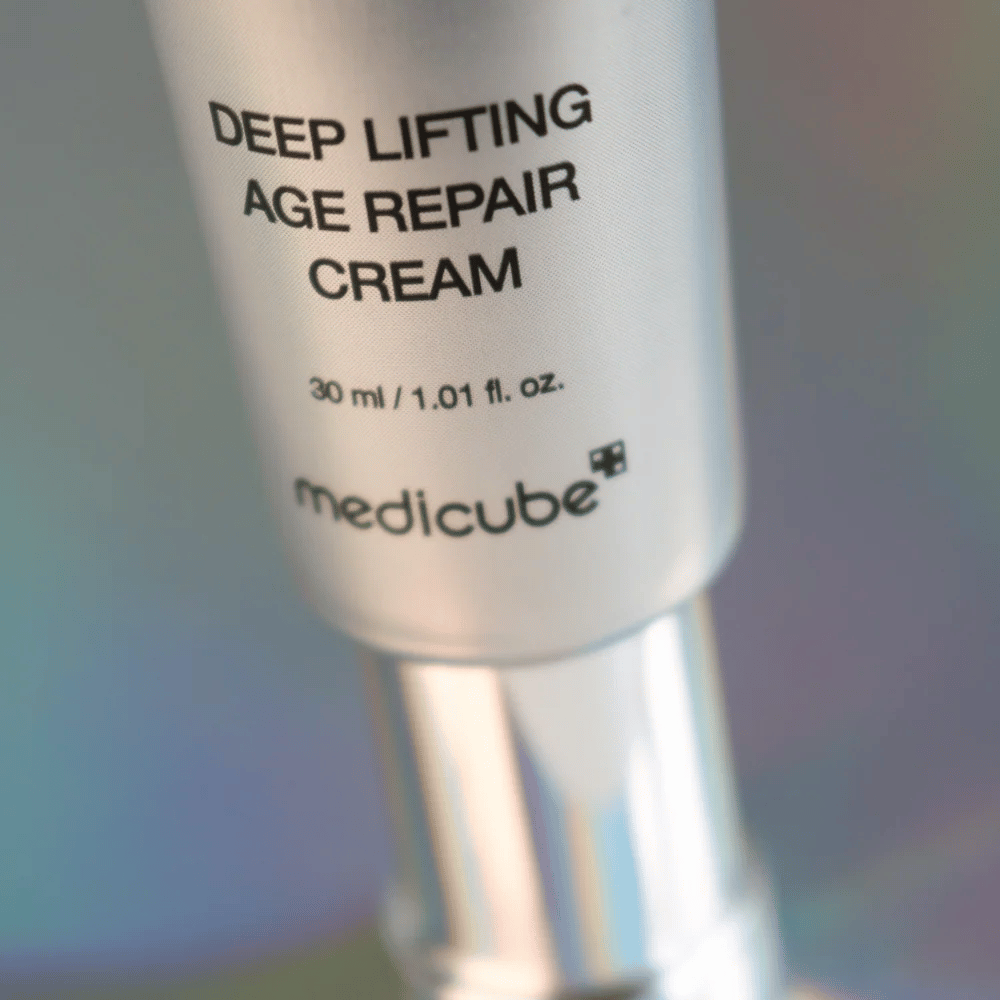 Nærbillede af Medicube Deep Lifting Age Repair Cream i sølvemballage, 30 ml.
