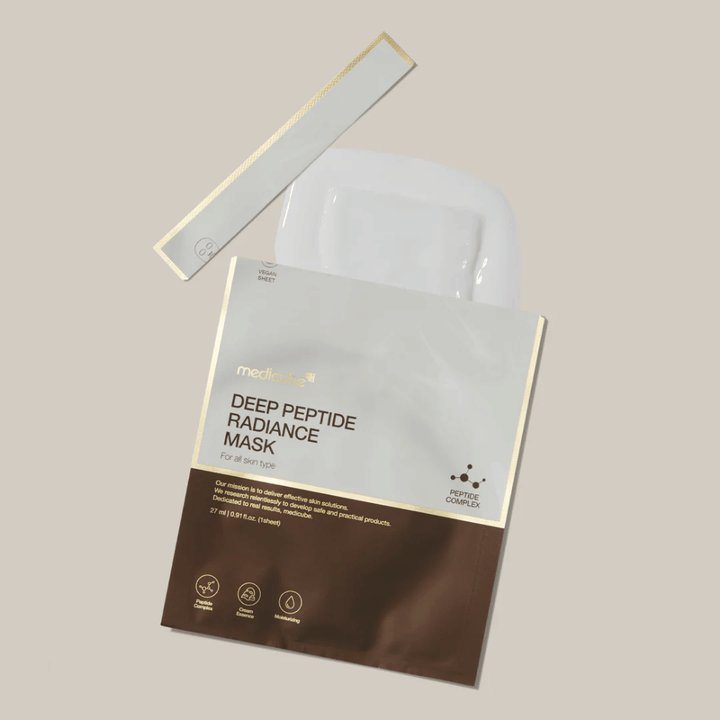 Medicube Deep Peptide Radiance Mask i åben pakning med synlig Sheet mask, flydende præsentation på neutral baggrund.