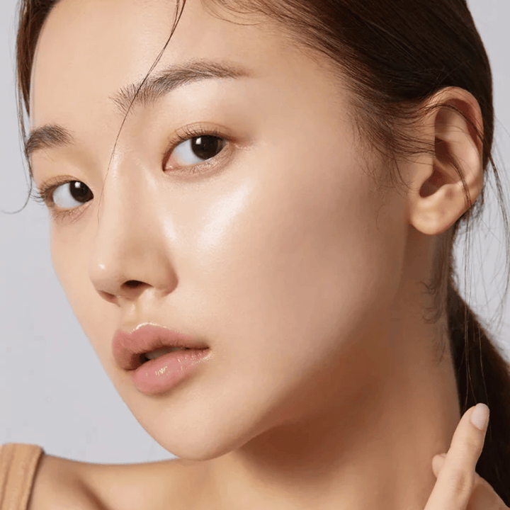 Nærbillede af model med klar, fugtet hud og naturlig glød efter anvendelse af koreansk Sheet mask.