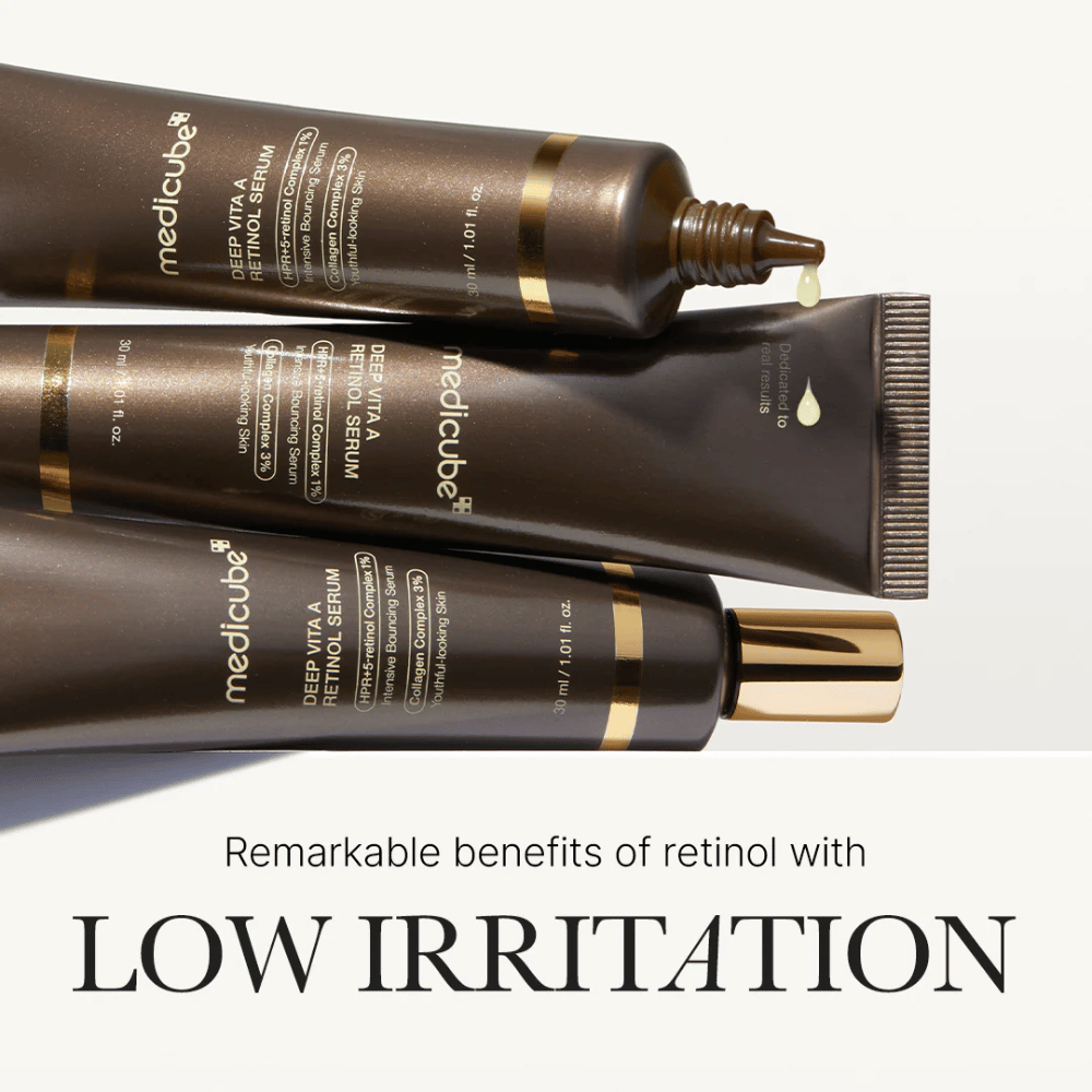 Tre tuber av Medicube Deep Vita A Retinol Serum med droppar av serum, framhäver retinolets fördelar med låg irritation.