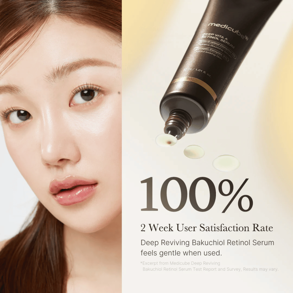 Reklamebillede for Medicube Deep Vita A Retinol Serum med et nærbillede af en kvinde, produkttuben og tekst som viser 100% brugertilfredshed efter to uger.