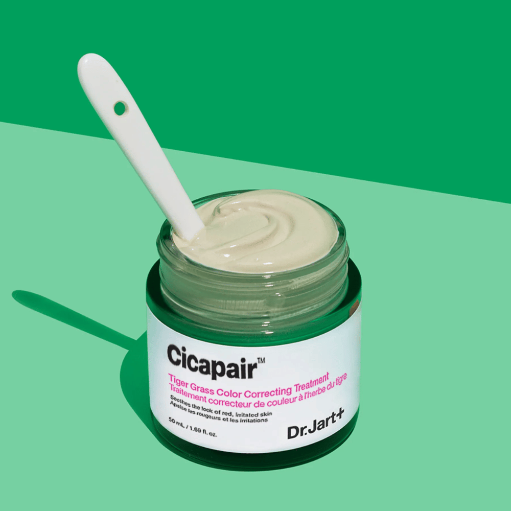 En krukke Cicapair Tiger Grass Color Correcting Treatment 50ml af Dr Jart+ på grøn baggrund.