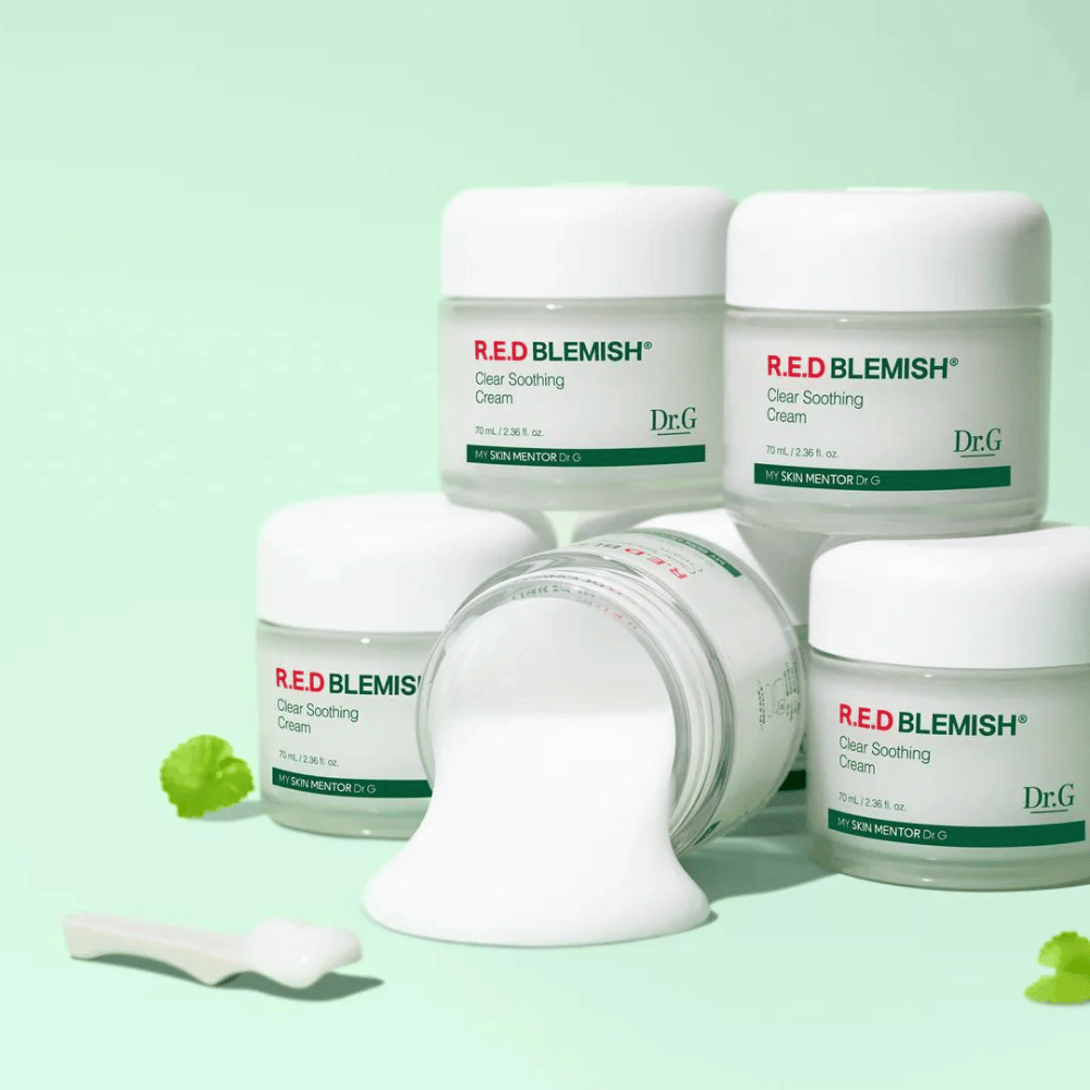 Dr.G R.E.D Blemish Clear Soothing Cream tilbyder intensiv fugt og lindring til sensitiv hud. Formlen med Centella Asiatica og hyaluronsyre styrker hudens barriere og mindsker irritation. Perfekt til daglig brug for en balanceret og klar hudtone.
