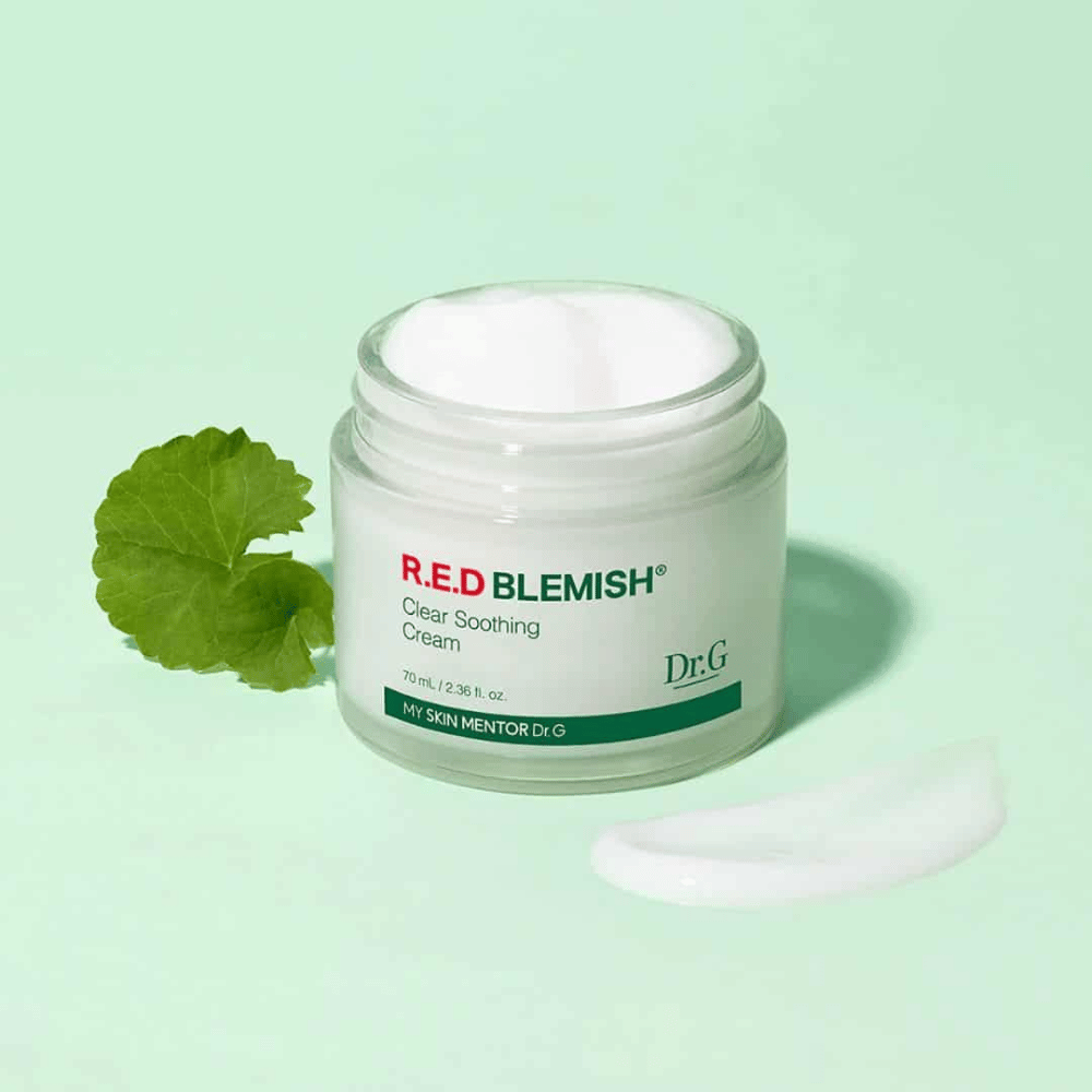 Dr.G R.E.D Blemish Clear Soothing Cream beroliger og fugter sensitiv hud. Beriget med Centella Asiatica og hyaluronsyre, styrker den hudbarrieren og reducerer rødme. Perfekt til daglig pleje for en balanceret og klar hud.