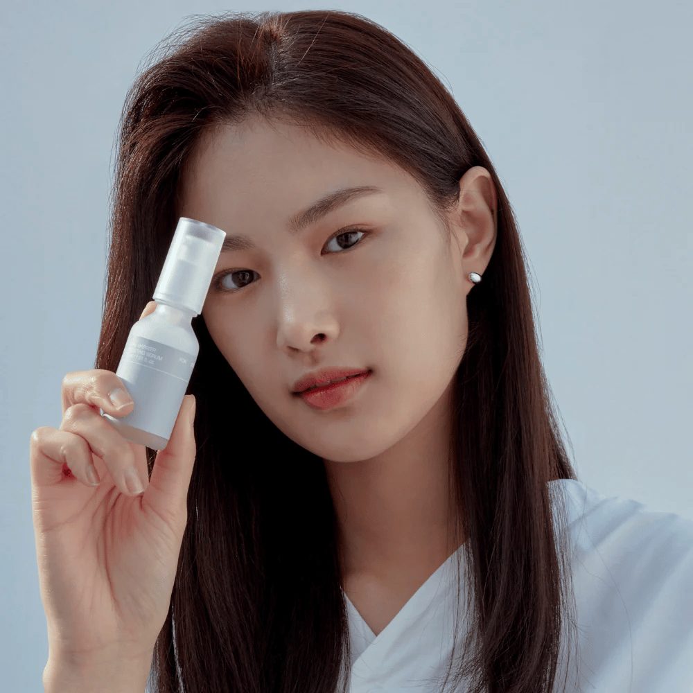 Model holder Celimax Dual Barrier Boosting Serum, koreansk hudpleje der styrker hudbarrieren og beroliger sensitiv hud.