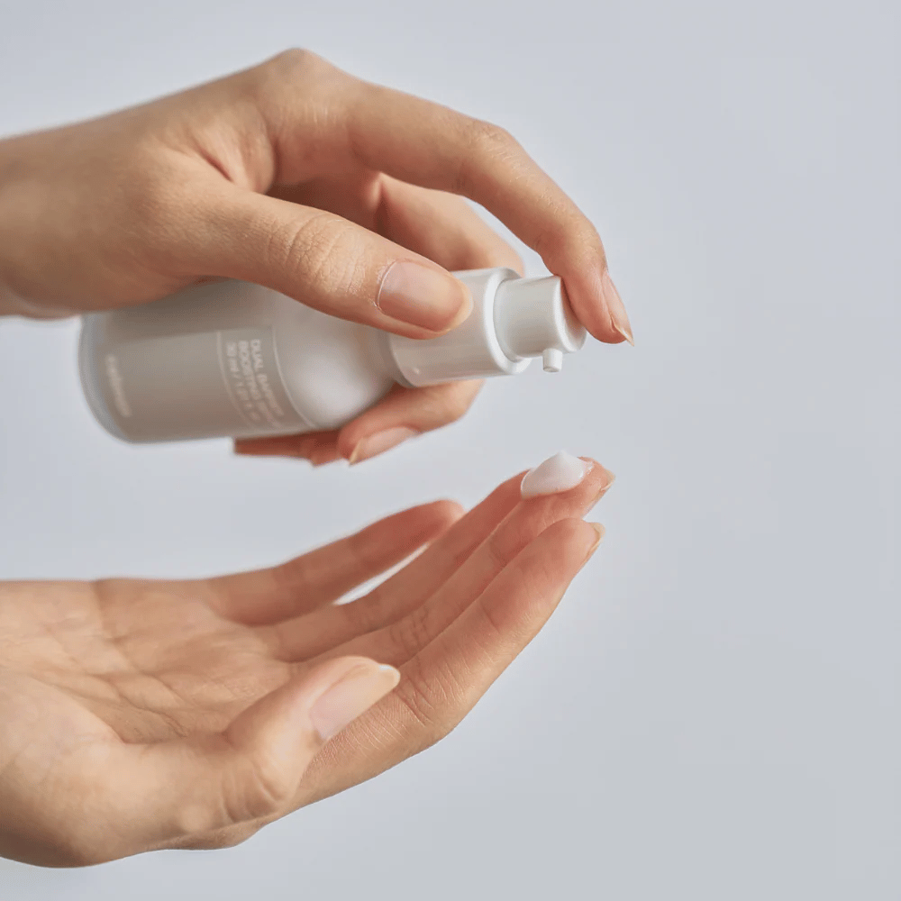 Celimax Dual Barrier Boosting Serum pumpes ud i hånden, let serumtekstur til daglig hudpleje og barriere reparation.