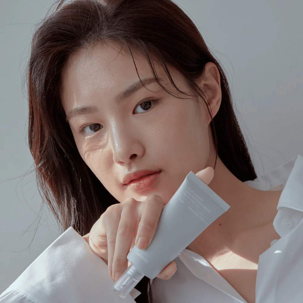 Model der holder Celimax Dual Barrier Skin Wearable Cream, beroligende og barriereforstærkende ansigtscreme til følsom hud og tør hud.