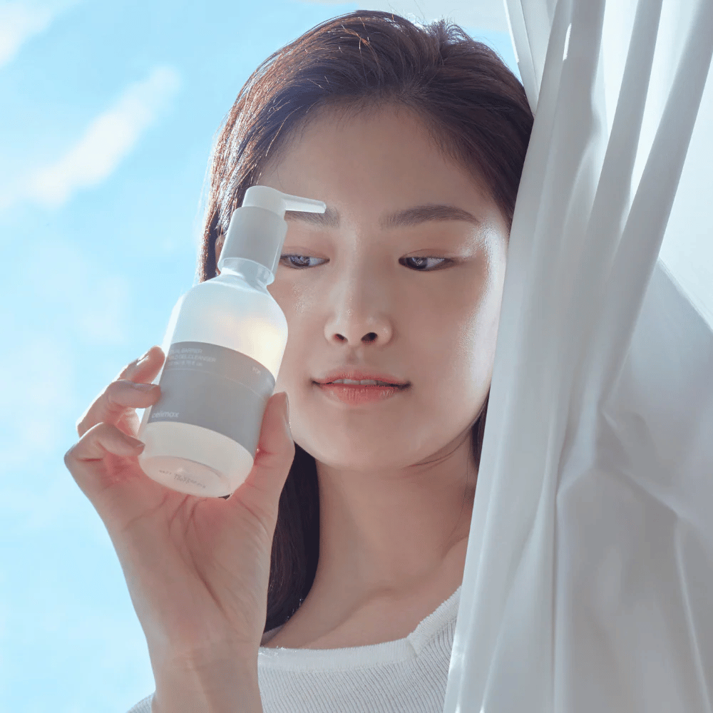 Celimax Dual Barrier Mild Gel Cleanser i brug – mild koreansk ansigtsrens, der styrker hudbarrieren og passer til sensitiv hud.