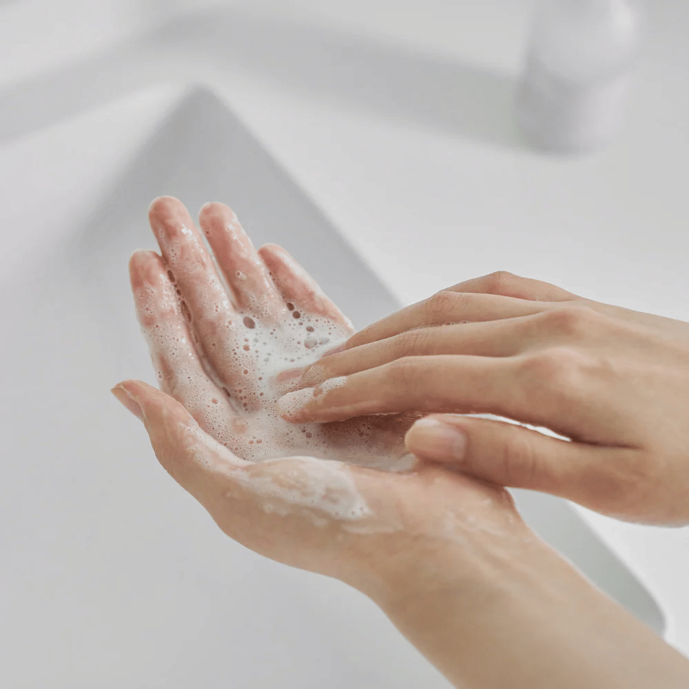 Mild gelrens, der skummes op i hænderne – skånsom ansigtsrens, der effektivt renser huden uden at udtørre, perfekt til sensitiv og barriere-svag hud.
