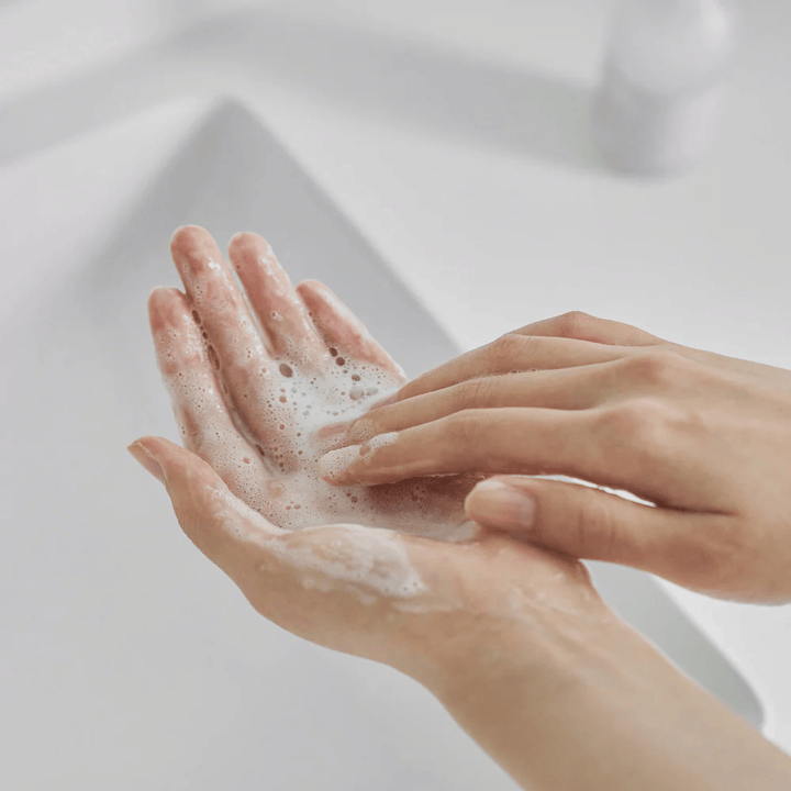 Mild gelrens, der skummes op i hænderne – skånsom ansigtsrens, der effektivt renser huden uden at udtørre, perfekt til sensitiv og barriere-svag hud.