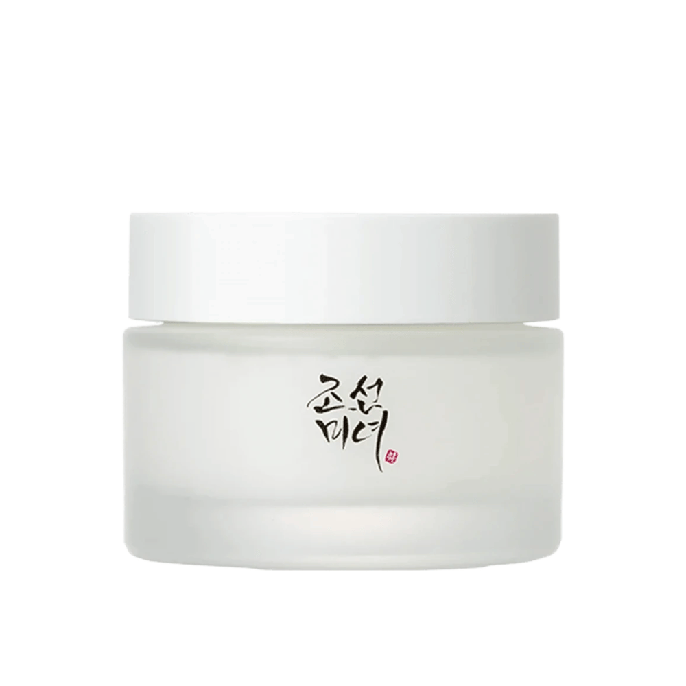 Billedet viser en krukke "Beauty of Joseon Dynasty Cream". Emballagen er i frosted glas med et enkelt hvidt låg, elegant dekoreret med traditionel koreansk kalligrafi i sort. Produktet er beregnet til at tilbyde nærende hudpleje inspireret af gamle koreanske skønhedsrutiner.