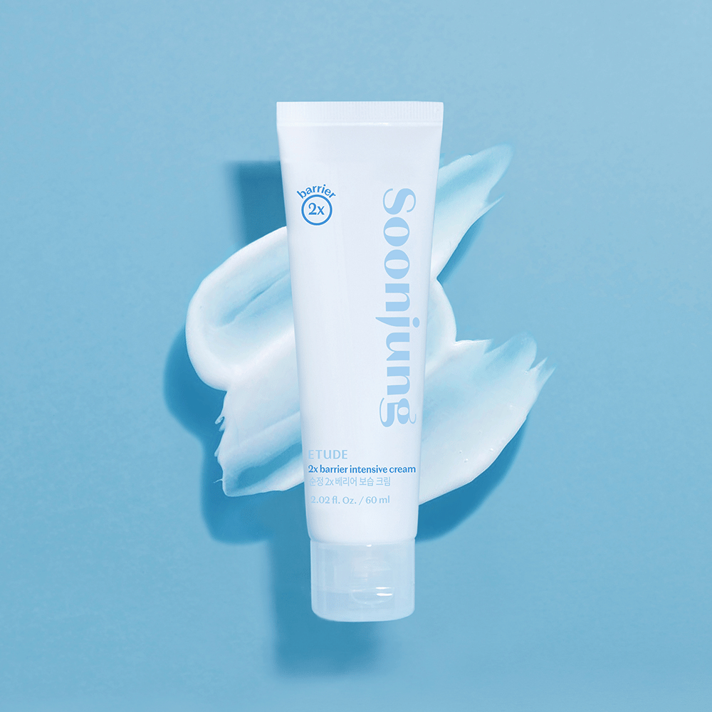 En tube hvid creme, der reparerer hudskader og fugter huden, nærmere bestemt ETUDE Soon Jung 2x Barrier Intensive Cream 60ml, på blå baggrund.