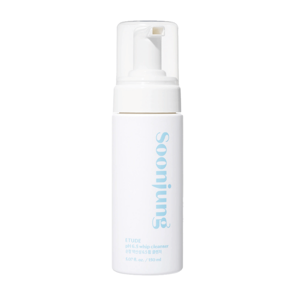 En hvid pumpeflaske med teksten "Soon Jung pH 6.5 Whip Cleanser" fra ETUDE, indeholder 5.07 oz. / 150 ml. Designet er enkelt og moderne med en ren hvid baggrund.