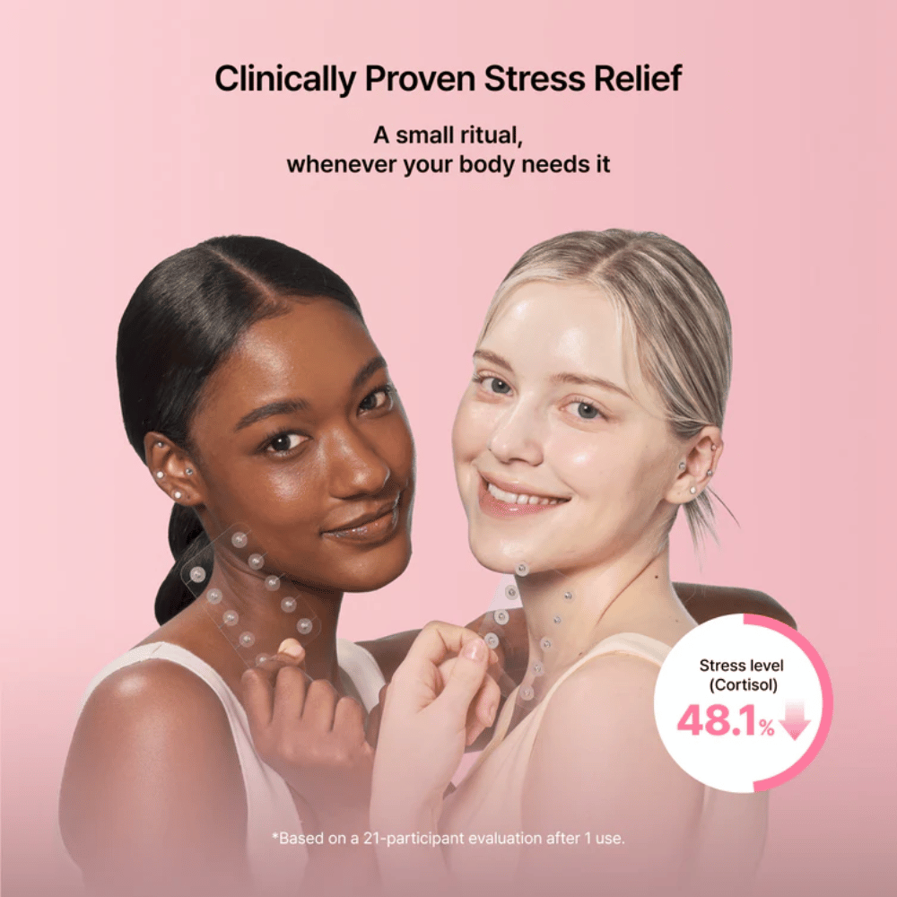 To modeller viser brugen af RETURNITY Ear Therapy Acupressure Patch. Billedet fremhæver klinisk evaluerede resultater forbundet med stressreduktion og velvære.
