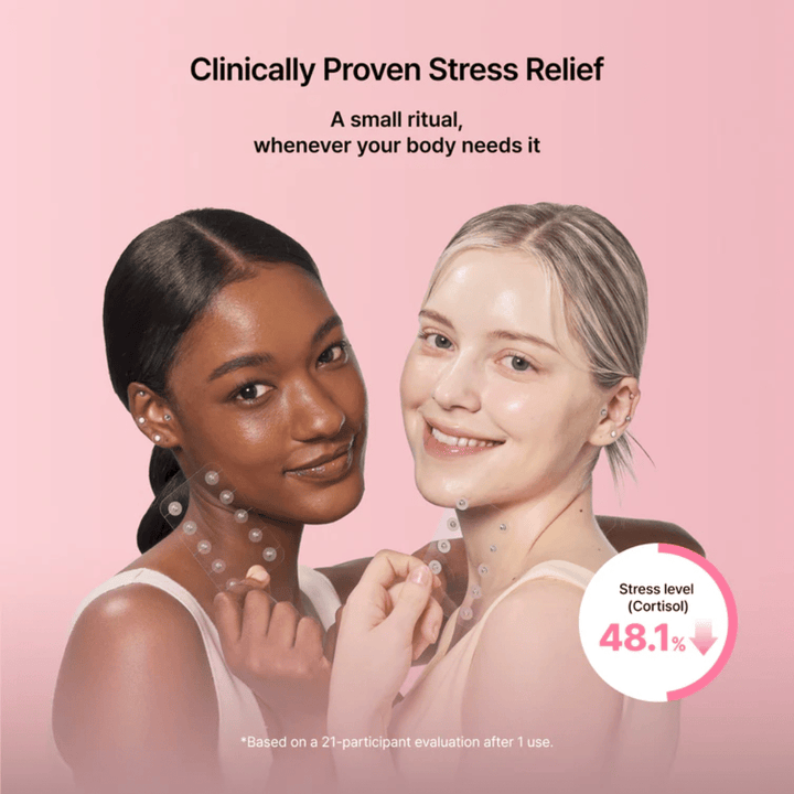 To modeller viser brugen af RETURNITY Ear Therapy Acupressure Patch. Billedet fremhæver klinisk evaluerede resultater forbundet med stressreduktion og velvære.
