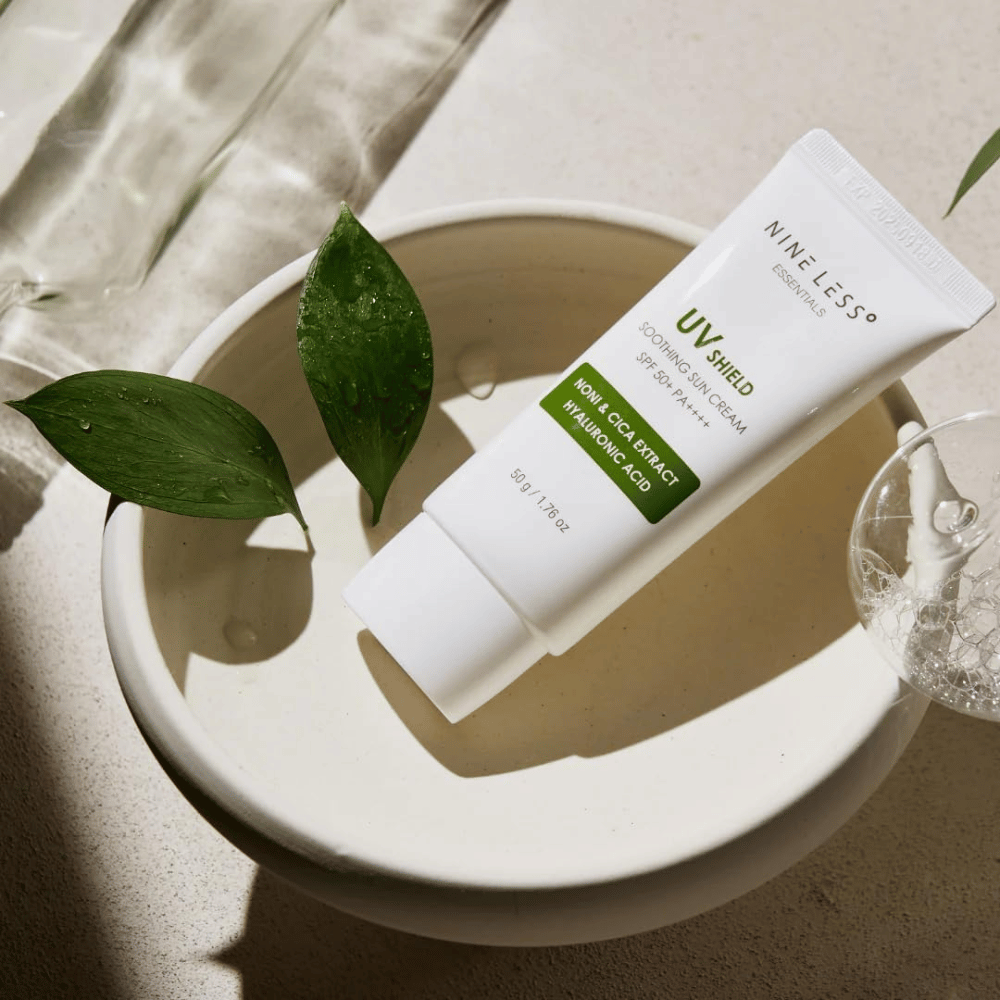NINE LESS Essentials UV Shield Soothing Sun Cream SPF 50+ PA++++ med beroligende noni- og cicaekstrakt samt hyaluronsyre til daglig solbeskyttelse og fugt.