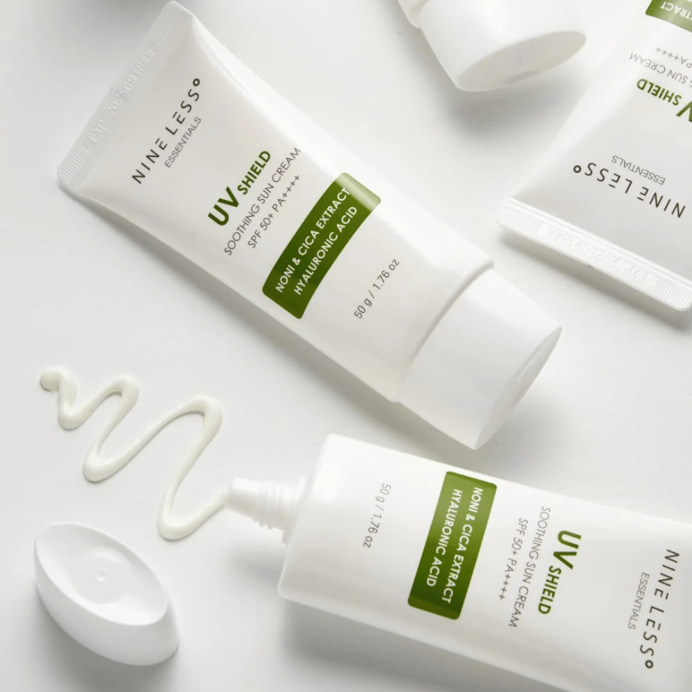 NINE LESS Essentials UV Shield Soothing Sun Cream SPF 50+ PA++++ med noni, cica og hyaluronsyre, som fugter og beskytter huden mod UVA- og UVB-stråler.