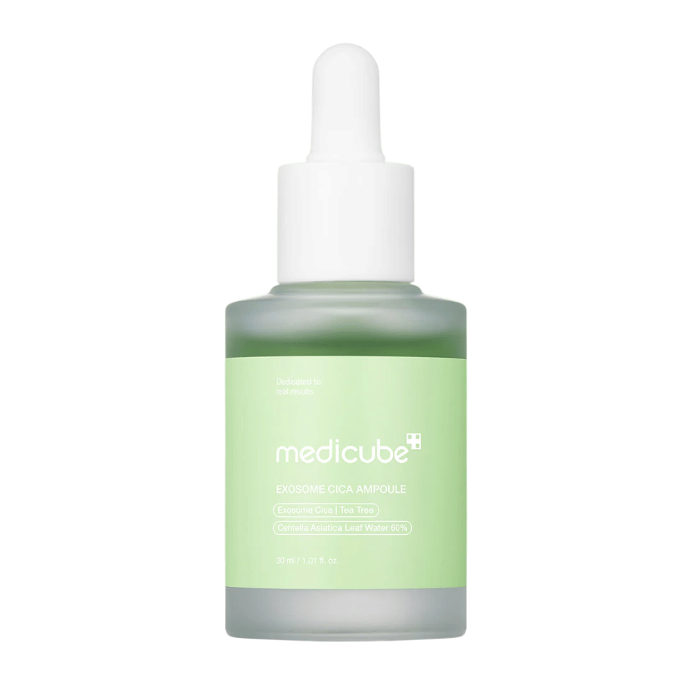Nærbillede af Medicube Exosome Cica Ampoule i frostet glas med grøn etiket og pipettekork.