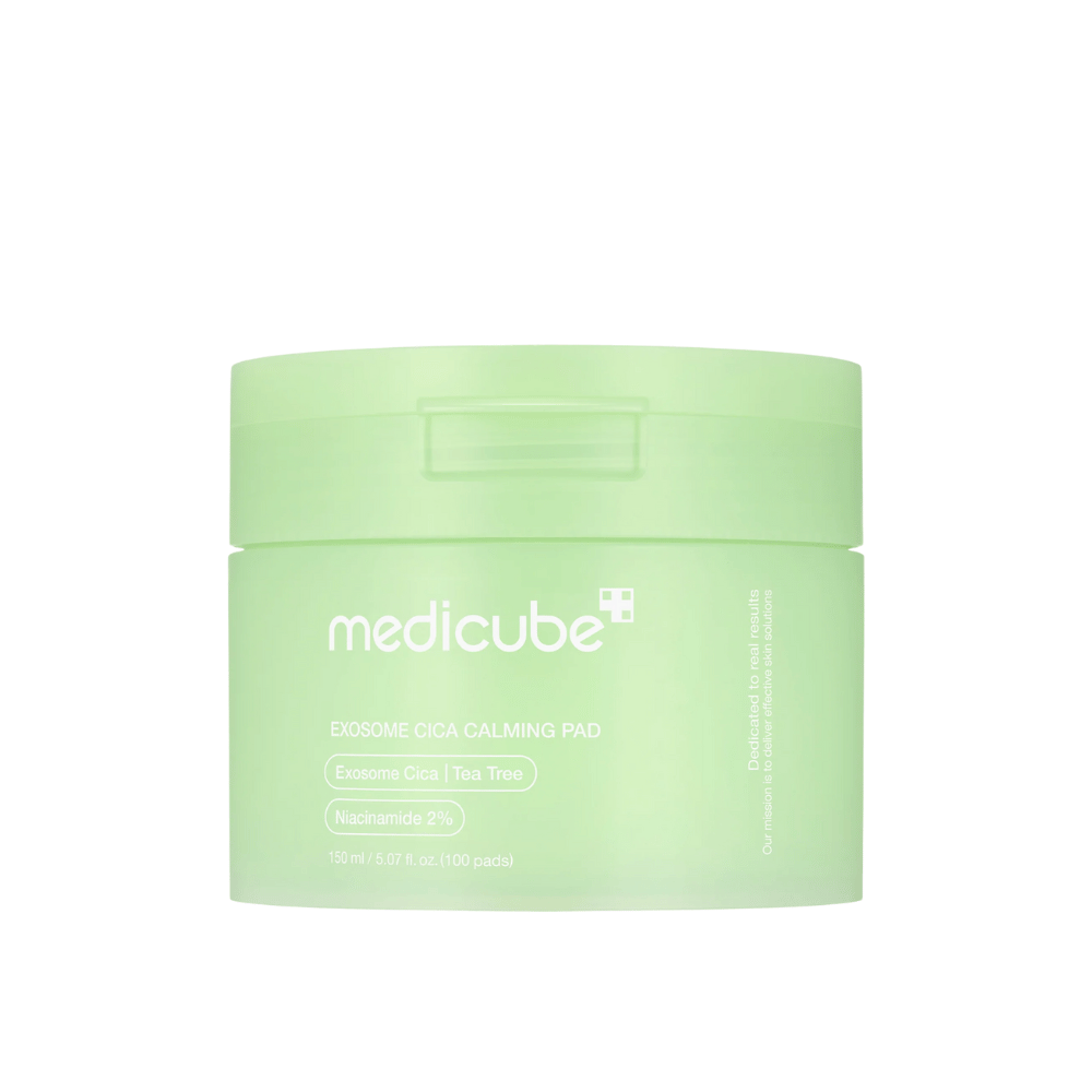 Nærbillede af Medicube Exosome Cica Calming Pads i lysegrøn krukke, 150 ml/100 pads til beroligende og fugtgivende hudpleje.