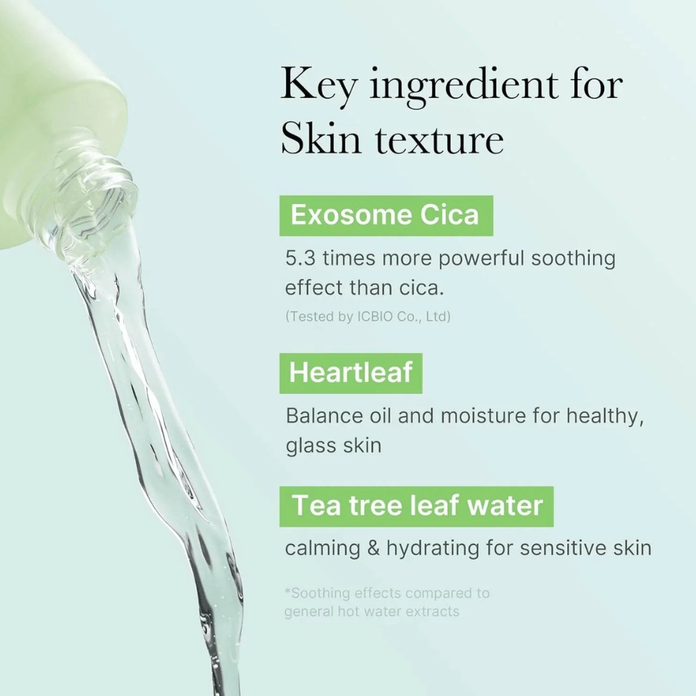 Nærbillede af flaske der hældes, markerer ingredienser i Medicube Exosome Cica Toner: Exosome Cica, Heartleaf og Tea Tree Leaf Water for hudbalance og beroligende effekt.