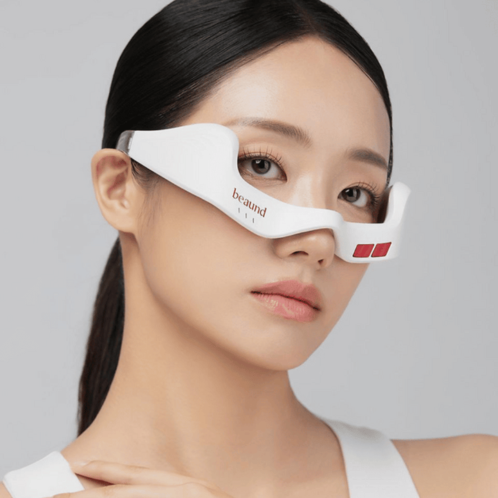 Nærbillede af en model, der bærer Beaund Eye Rejuv for at fremhæve ergonomisk pasform og stilrent design omkring øjenområdet.
