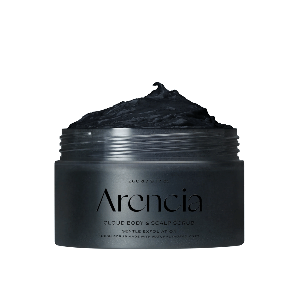 Arencia Cloud Body & Scalp Scrub med sort eksfolierende tekstur i åben krukke, kropsskrub og hovedbundsskrub, der skånsomt eksfolierer og renser.