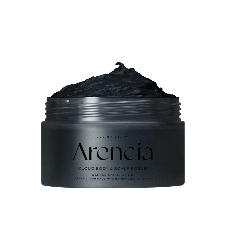 Arencia Cloud Body & Scalp Scrub med sort eksfolierende tekstur i åben krukke, kropsskrub og hovedbundsskrub, der skånsomt eksfolierer og renser.