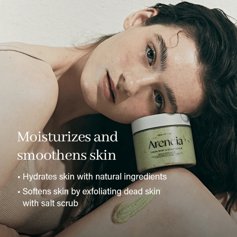 Model hviler med Arencia Fresh Cloud Body & Scalp Scrub. Fugtgivende kropsskrub, der blødgør huden og giver et jævnere hudresultat.