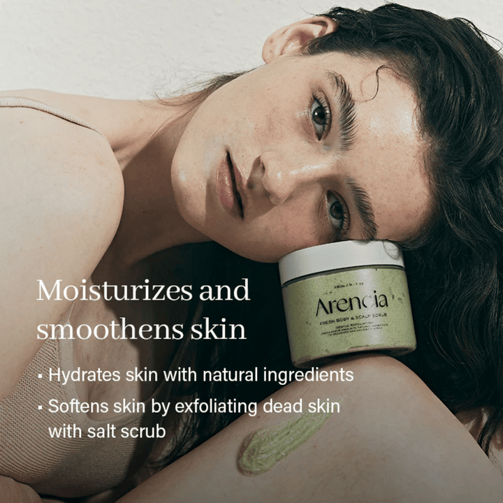 Model hviler med Arencia Fresh Cloud Body & Scalp Scrub. Fugtgivende kropsskrub, der blødgør huden og giver et jævnere hudresultat.