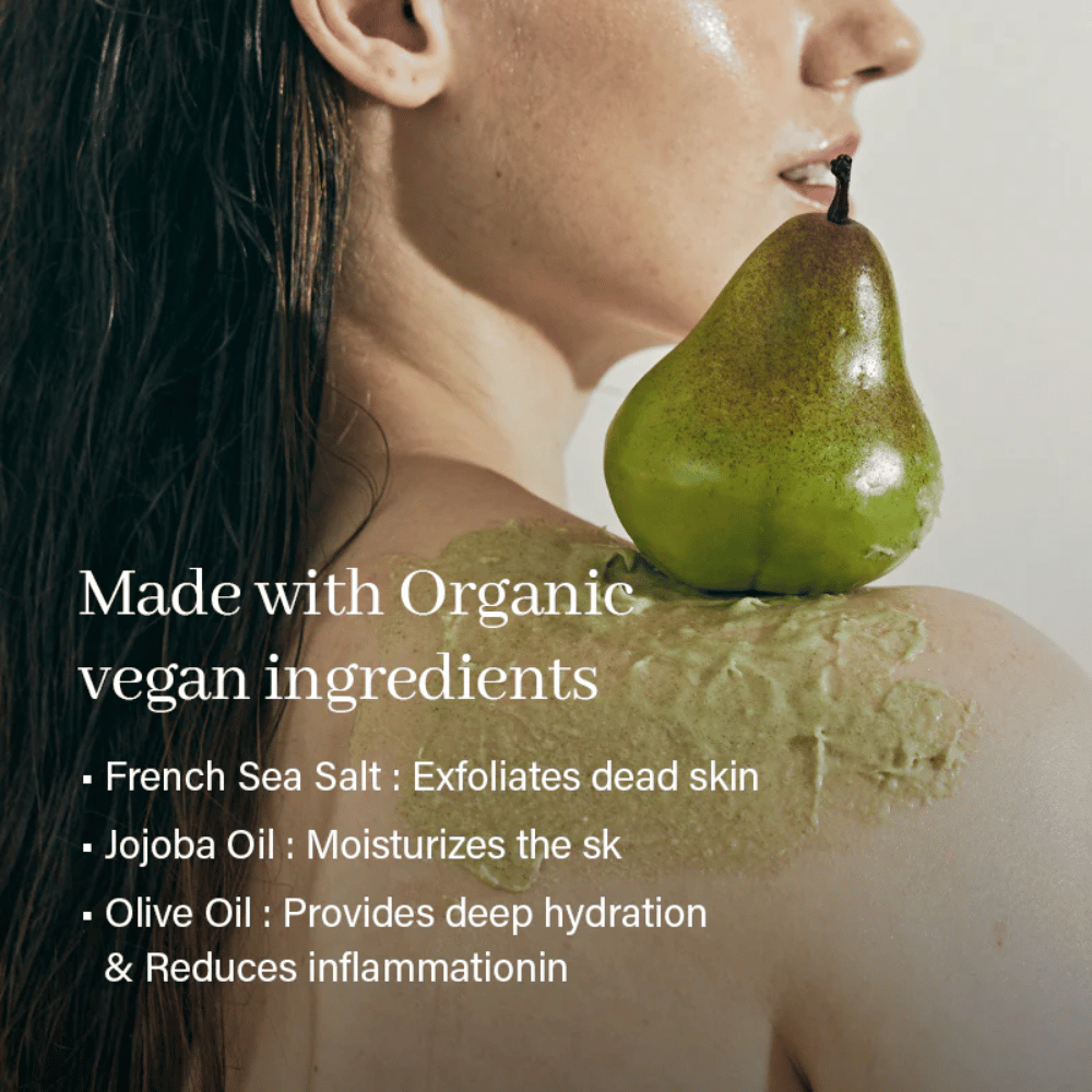 Model med kropsskrub påført på skulder og ryg, Arencia body scrub med naturlige ingredienser og frugtekstrakt.