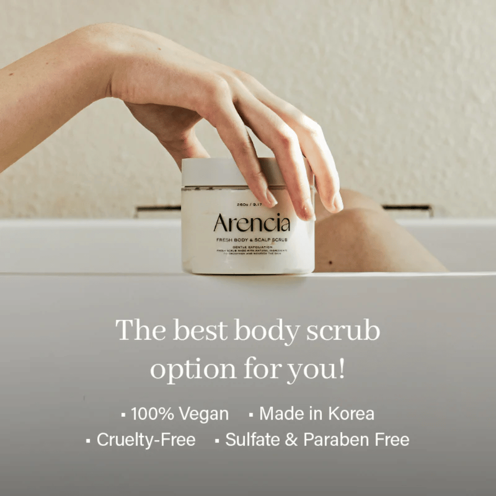Arencia Fresh Cloud Body & Scalp Scrub ved badekar med budskab om vegansk formulering. Naturlig kropsscrub, der eksfolierer, renser og giver en frisk hudfølelse.