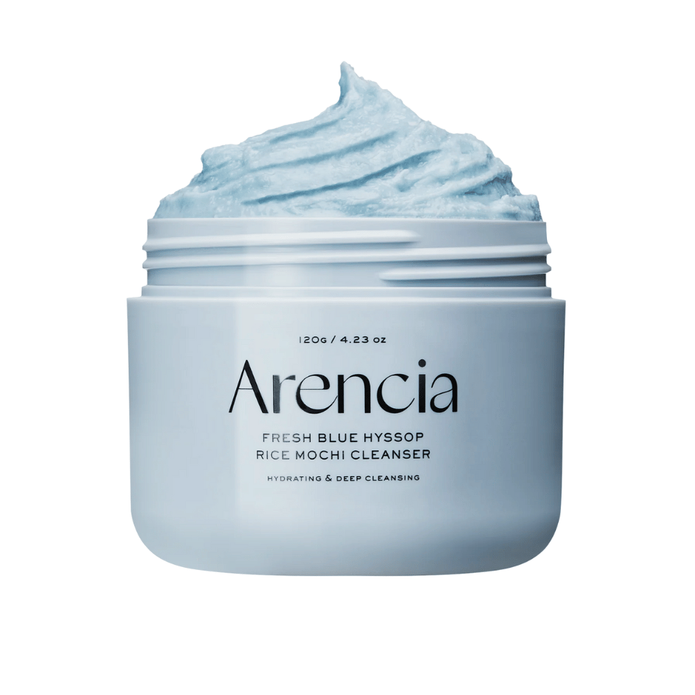 Nærbillede af en åben krukke Arencia Fresh Blue Hyssop Rice Mochi Cleanser. Den blå rengøringscreme har en luftig, pisket tekstur og fylder toppen af krukken.