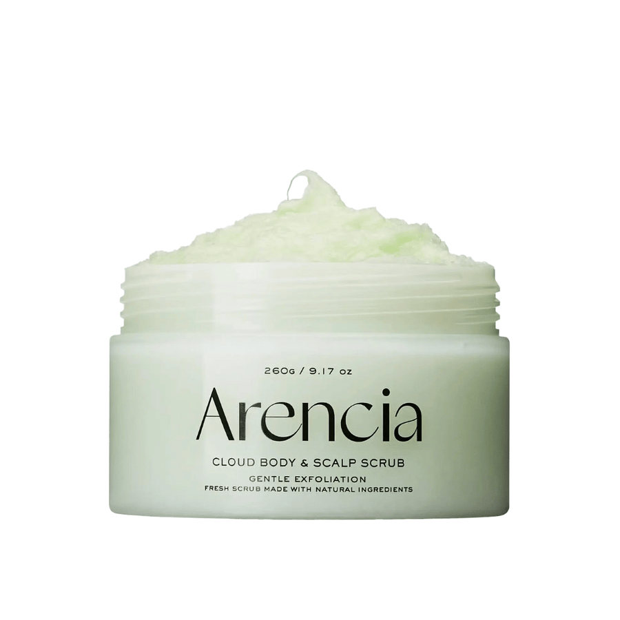 Arencia Fresh Cloud Body & Scalp Scrub i åben krukke på hvid baggrund. Cremet kropsskrub, der eksfolierer skånsomt, fugter huden og giver en blød, frisk følelse.