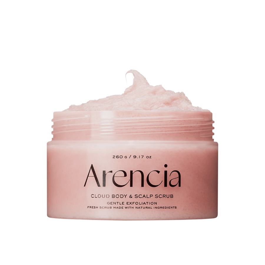 Arencia Fresh Cloud Scrub Lavender & Pear i åben krukke på hvid baggrund. Cremet kropsscrub og hovedbundsscrub, der eksfolierer skånsomt og efterlader huden blød og fugtig.