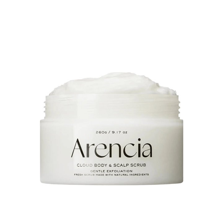 Arencia Fresh Cloud Scrub White Tea & Neroli i åben krukke på hvid baggrund. Cremet kropsskrub og hovedbundsskrub, der eksfolierer skånsomt og giver blød, fugtet hud.